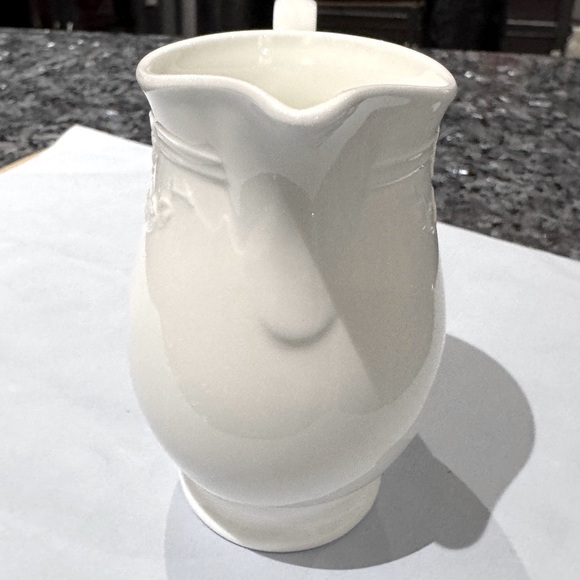 ✨ Stunning Vintage Villeroy & Boch White Bone China Pitcher – Embossed Floral”✨ - Picture 3 of 13